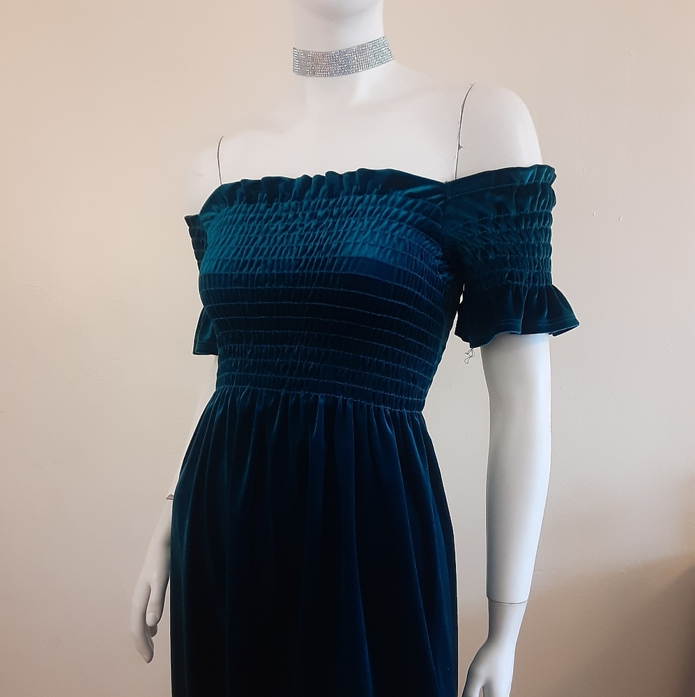 URBAN OUTFITTERS Off Shoulder Velvet Dress